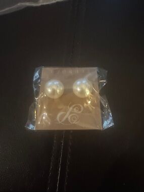 Plunder Ivory Pearl like Stud Earrings New In package